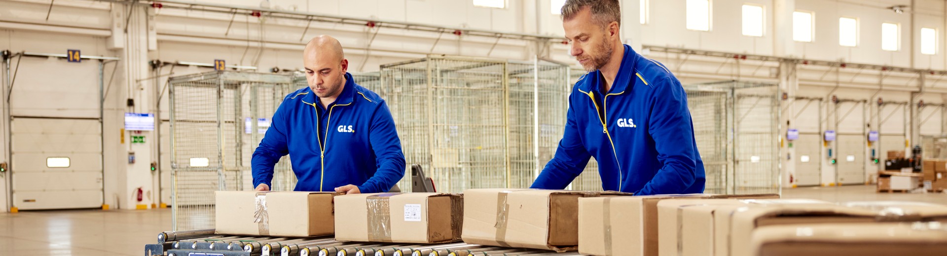 Lachend kind dat een gloeilamp vasthoudt