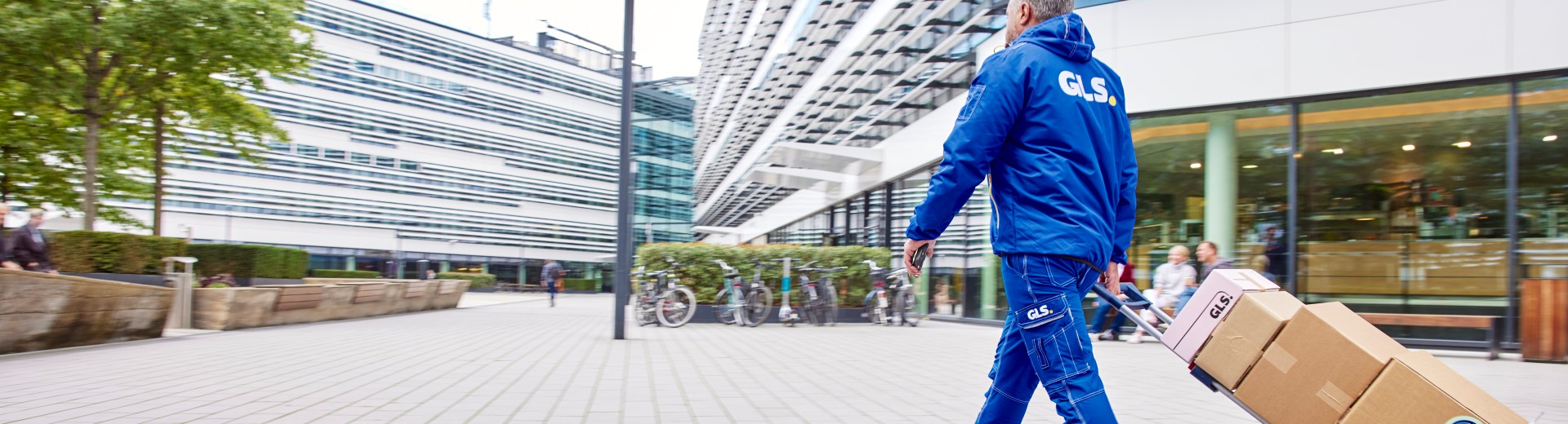 Asiakas GLS pakettipisteessä 